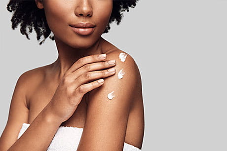 woman applying sunscreen